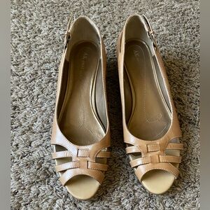 AK Anne Klein Vintage Kitten Heels 9M